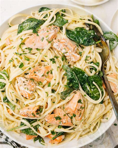Ingredientes frescos para pasta con salmón y espinacas