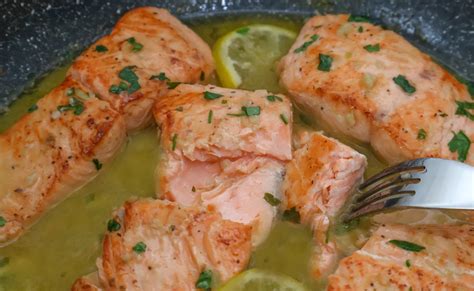Salmón dorado cocinándose en sartén