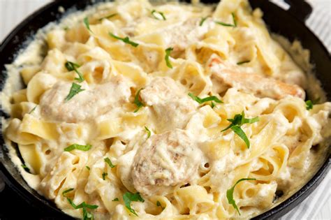 Mezcla de pasta, salmón y salsa cremosa en sartén