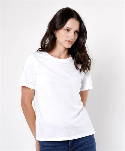 Polera básica blanca de algodón con corte limpio