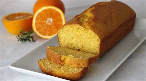 Foto de un bizcocho de zanahoria y naranja cortado en rebanadas, con glaseado de naranja