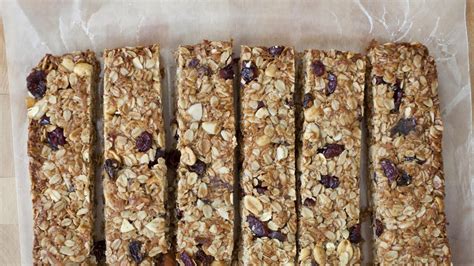 Barritas de proteína caseras recién cortadas en una tabla