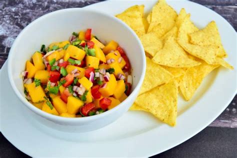 Foto de salsa de piña con chips de tortilla