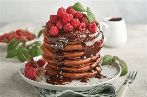 foto de panqueques estilo Red Velvet con topping de chocolate y azúcar impalpable