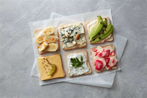 Montaje de diferentes tipos de tostadas preparadas con una tostadora