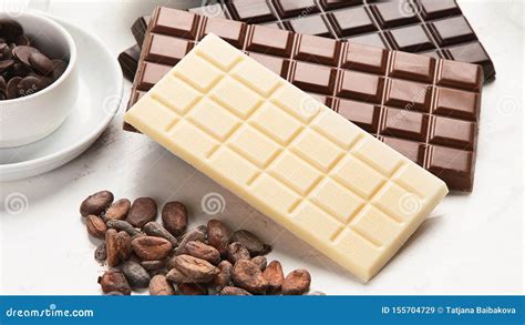 Infografía comparativa entre chocolate amargo, con leche y blanco, destacando sus usos ideales en repostería.