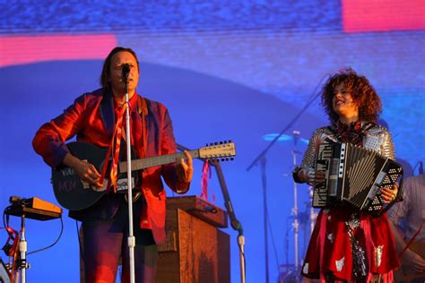 Fotografía de Arcade Fire en concierto con múltiples instrumentos