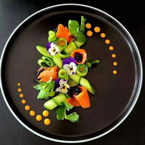 Esquema de montaje de ensalada gourmet utilizando una piña como bowl natural