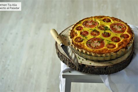 Tarta salada de tomate y tres quesos recién horneada