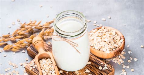 Selección de productos cosméticos con leche de avena