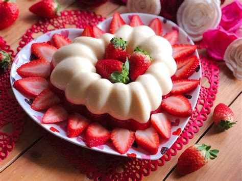 Foto de gelatina de fresa con leche y fresas frescas