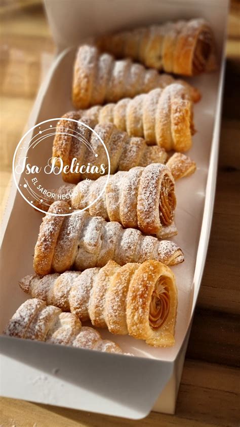 Fotografía de cachitos de hojaldre San Cristóbal, listos para ser rellenados o consumidos.