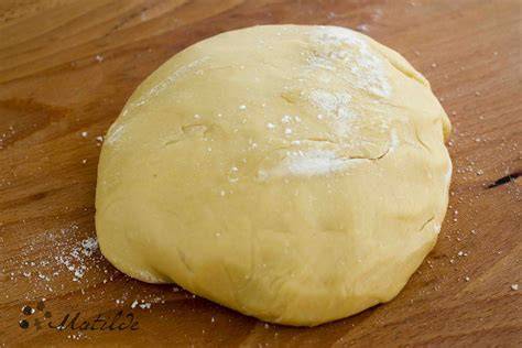 Masa para empanadas estirada y cortada