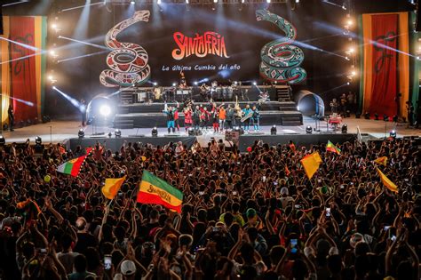 Fotografía de la banda El Bloque 8 junto a Santaferia durante la grabación de su sencillo en estudio.