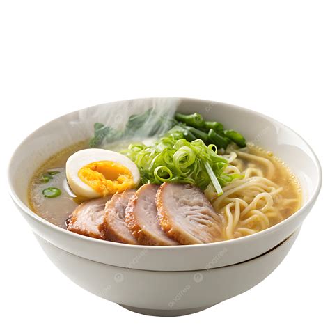 Tazón de ramen humeante con fideos, carne, huevo y vegetales.