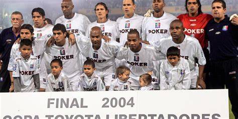 Foto del equipo Once Caldas celebrando la Copa Libertadores 2004