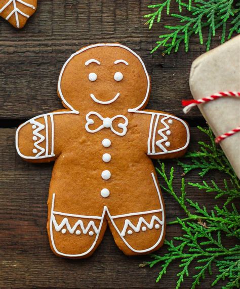 Foto de galletas de jengibre con forma de hombrecillo decoradas