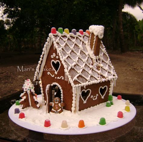 Foto de una casita de jengibre decorada con dulces y glaseado