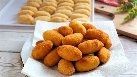 Foto temática de croquetas de atún variadas en un plato