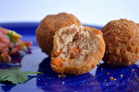 Presentación artística de croquetas de atún con salsa cremosa