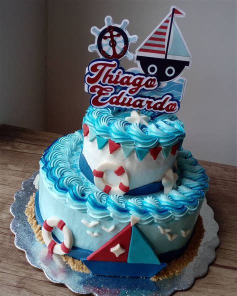 Pastel de marinero de varios pisos con detalles náuticos