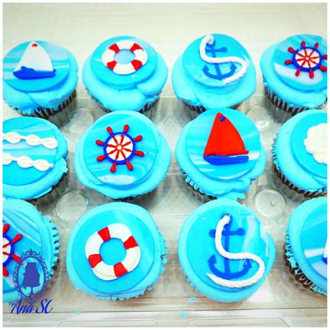 Variedad de postres temáticos de marinero: cupcakes, galletas y cake pops