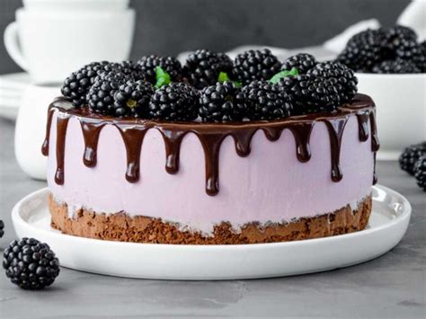 Tarta de moras sin horno con base de galletas y cobertura cremosa
