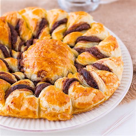 Tarta de hojaldre con forma de molinillo rellena de moras