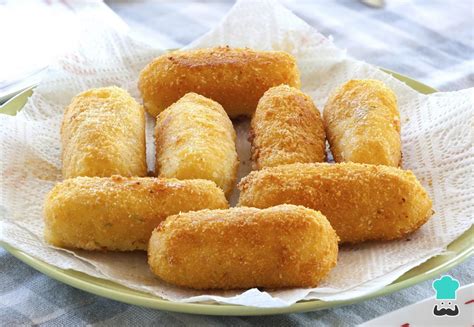 croquetas de atún y puré de papas recién fritas y doradas
