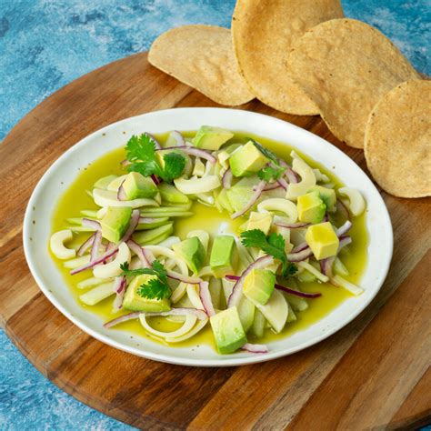 Plato de aguachile vegano con setas y palmitos