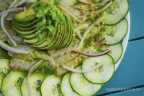 Ingredientes frescos para aguachile: setas, pepino, cebolla, limón, cilantro, chiles