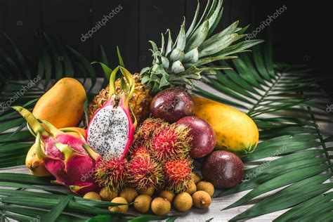 Foto de un surtido de frutas tropicales como piña, kiwi y papaya