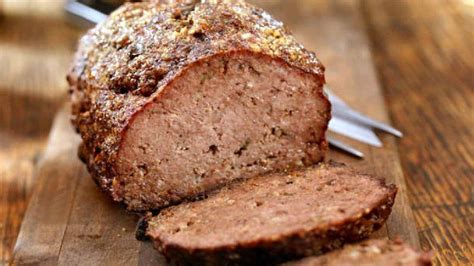 Foto de Pan de Carne terminado, cortado y servido con guarnición
