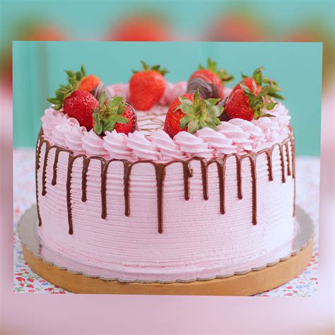 Tarta decorada con ganache de menta pastel y fresas