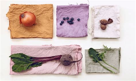 Retazos de tela teñidos con pigmentos naturales de cáscaras de cebolla