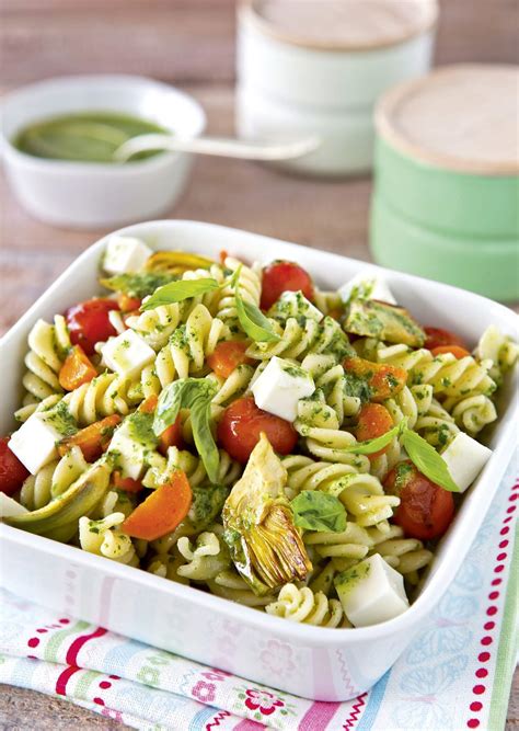 Ingredientes frescos para ensalada de pasta con verduras