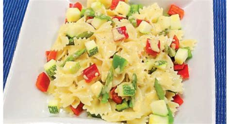 Ensalada de corbatitas con verduras lista para servir