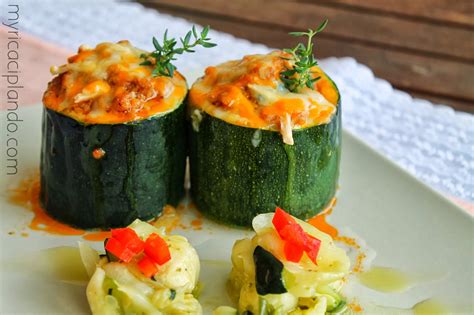 calabacines redondos rellenos de verduras listos para hornear