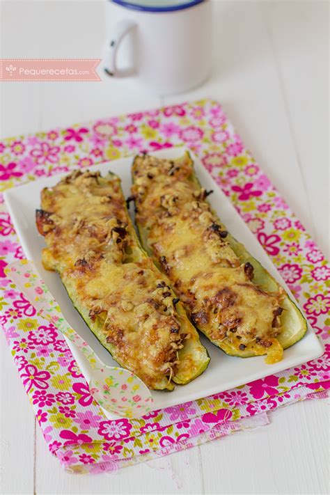 calabacines rellenos recién salidos del horno con queso gratinado