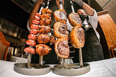 fotografía de un rodizio de churrasco en un restaurante