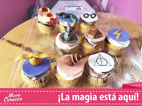Cupcakes decorados con símbolos de Harry Potter: gafas, cicatriz, snitch dorada y sombrero seleccionador.