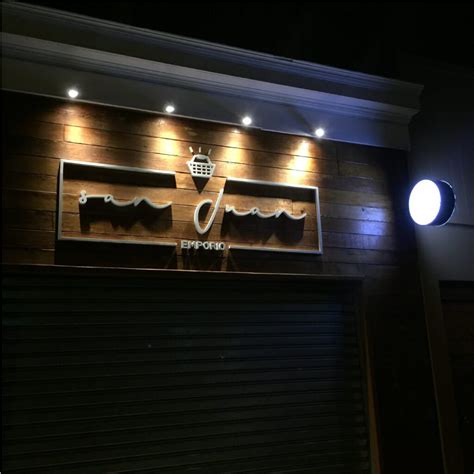 Fachada del restaurante Raconto con un letrero visible y mesas exteriores