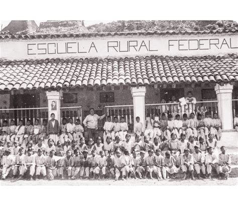 Fotografía de una escuela rural cubana de principios del siglo XX