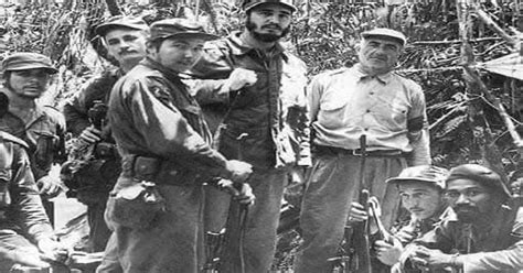 Fotografía de Fidel Castro con miembros del ejército rebelde en la Sierra Maestra