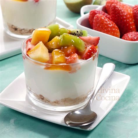 Postre rápido de frutas frescas con yogur y leche condensada en copa