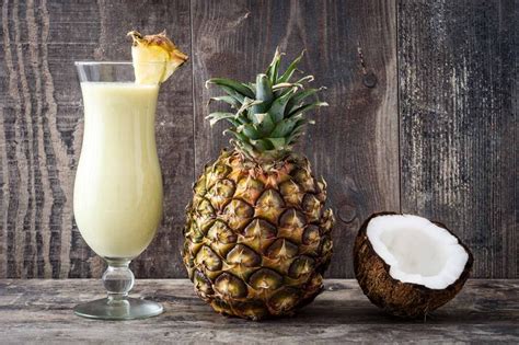 Esquema visual de los ingredientes de la Piña Colada y su técnica de licuado