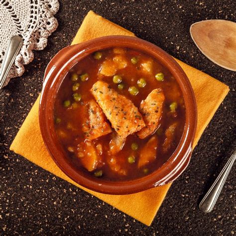 Trozos de pescado dorado y crujiente en una rejilla