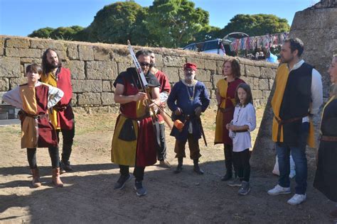 Ilustración que representa dos familias enfrentadas, con un telón de fondo de la Guerra Civil española.