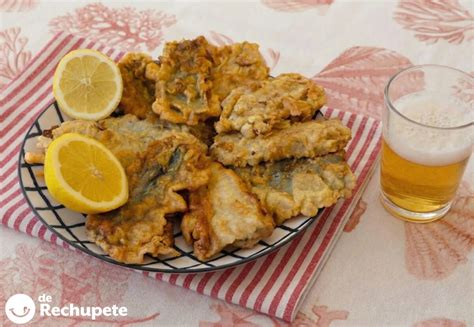 Tallos de ajo rebozados y fritos, dorados y crujientes, servidos como aperitivo.