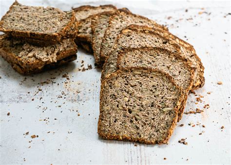 Pan de semillas sin harina rebanado y servido en un plato